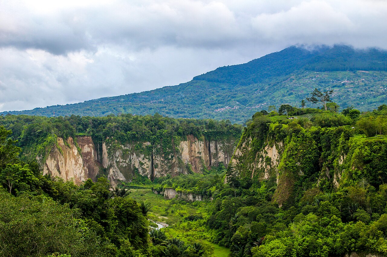 Ngarai Sianok dengan tebing hijau dan lembah di Bukittinggi