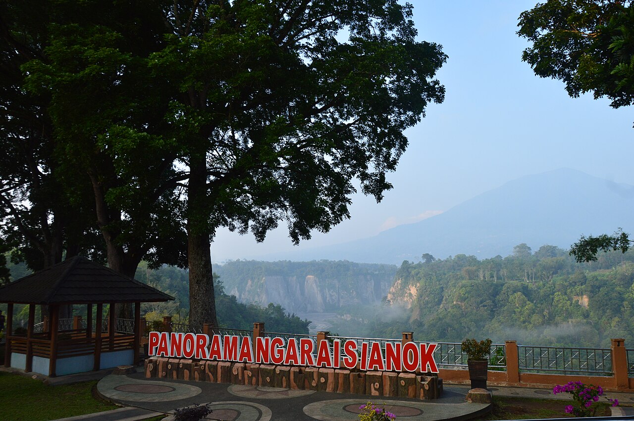 Taman Panorama Ngarai Sianok dengan papan nama dan latar lembah